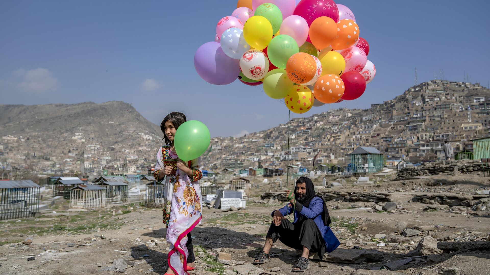 Девушка покупает воздушный шар во время празднования Навруза, персидского Нового года, на кладбище в Кабуле, Афганистан - اسپوتنیک افغانستان  , 1920, 01.05.2023