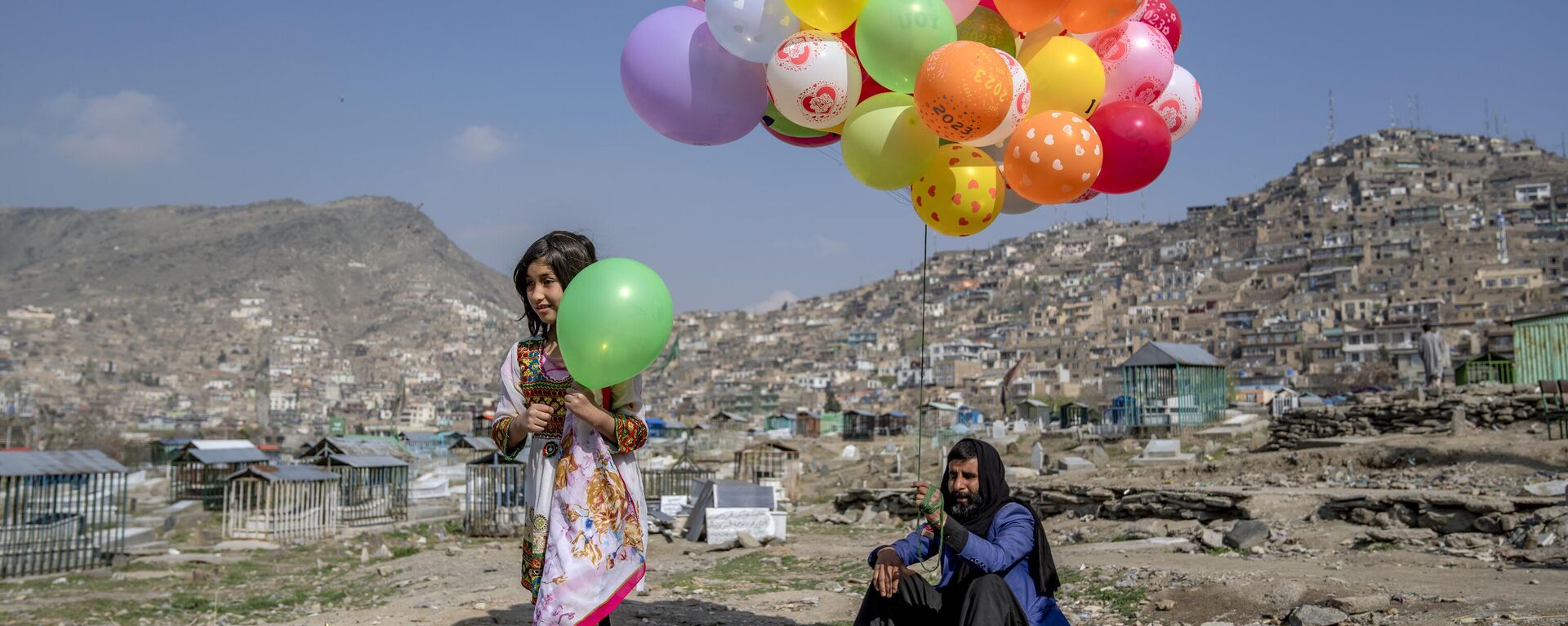 Девушка покупает воздушный шар во время празднования Навруза, персидского Нового года, на кладбище в Кабуле, Афганистан - اسپوتنیک افغانستان  , 1920, 21.10.2023