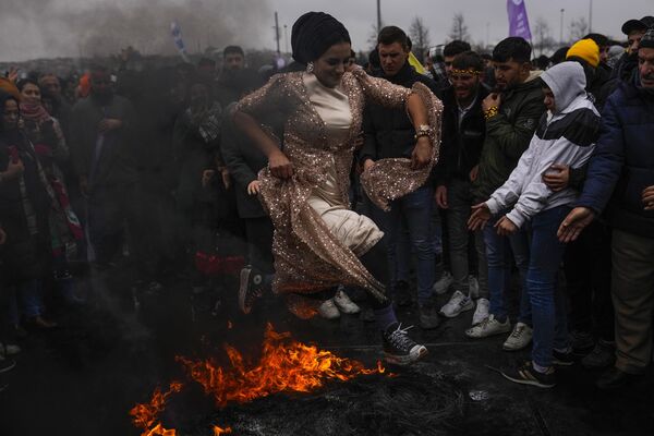 پرش زنی از روی آتش در جشن نوروز به مناسبت آغاز بهار در استانبول ترکیهدر ترکیه، جشنواره بهار به طور سنتی به عنوان فرصتی برای مطالبه حقوق بیشتر برای اقلیت کُرد و اثبات هویت قومی آنها عمل می کند.یکشنبه 19 مارچ 2023. - اسپوتنیک افغانستان  