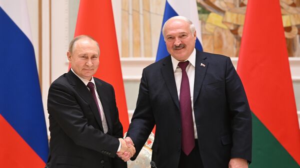 Президент РФ Владимир Путин и президент Белоруссии Александр Лукашенко пожимают руки на совместном заявлении по итогам российско-белорусских переговоров - اسپوتنیک افغانستان  