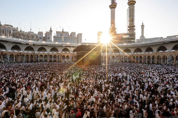 نمازگزاران مسلمان در حالی که نماز مغرب (غروب آفتاب) را به مناسبت پایان اولین روز روزه ماه مبارک رمضان در مسجد الحرام در شهر مقدس مکه به جا می آورند، در مقابل کعبه، مقدس ترین حرم اسلام جمع می شوند. - اسپوتنیک افغانستان  