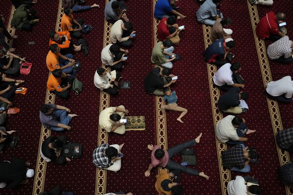 مردان مسلمان در اولین نماز جمعه ماه رمضان در مسجد استقلال در جاکارتا، اندونزی، جمعه، 24 مارچ 2023 گرد هم می آیند. مسلمانان در سراسر جهان ماه رمضان، مقدس ترین ماه در تقویم اسلامی را برگزار می کنند و از خوردن غذا، نوشیدن، سیگار کشیدن و رابطه جنسی از صبح تا غروب خودداری می کنند. - اسپوتنیک افغانستان  