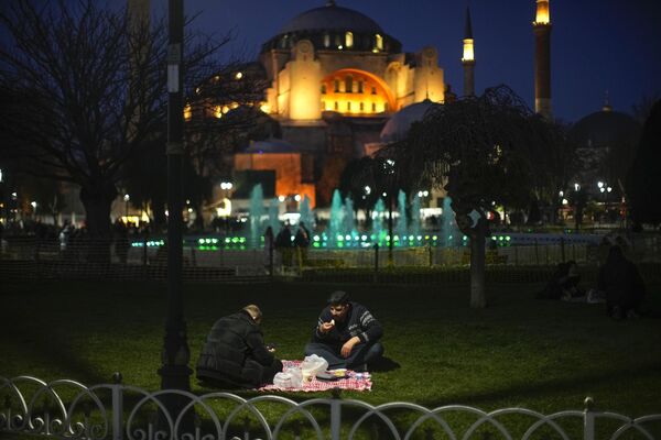 مردم روزه خود را بعد از غروب در اولین روز ماه رمضان افطار می کنند که در کنار مسجد نمادین ایاصوفیه از دوران بیزانس در استانبول، ترکیه قرار دارد. - اسپوتنیک افغانستان  