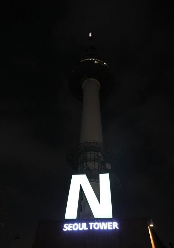 چراغ‌ها در برج N سئول در طول ساعت زمین در سئول، کره جنوبی، شنبه، 25 مارچ 2023، خاموش شدند. - اسپوتنیک افغانستان  
