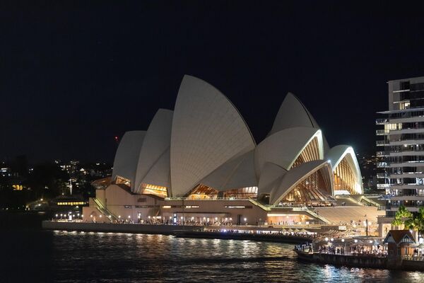 این تصویر خانه اپرای سیدنی را نشان می‌دهد که چراغ‌هایش در طول کمپاین محیطی ساعت زمین در سیدنی در 25 مارچ 2023 خاموش شده است. - اسپوتنیک افغانستان  