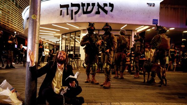 Сотрудники израильской службы безопасности работают рядом с местом стрельбы возле бара в Тель-Авиве - اسپوتنیک افغانستان  