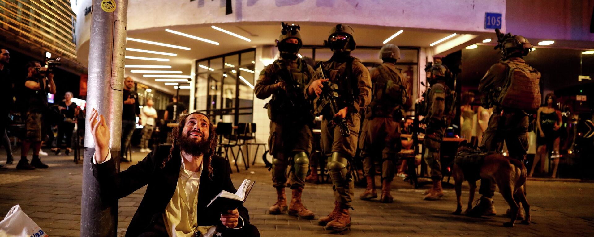 Сотрудники израильской службы безопасности работают рядом с местом стрельбы возле бара в Тель-Авиве - اسپوتنیک افغانستان  , 1920, 27.03.2023