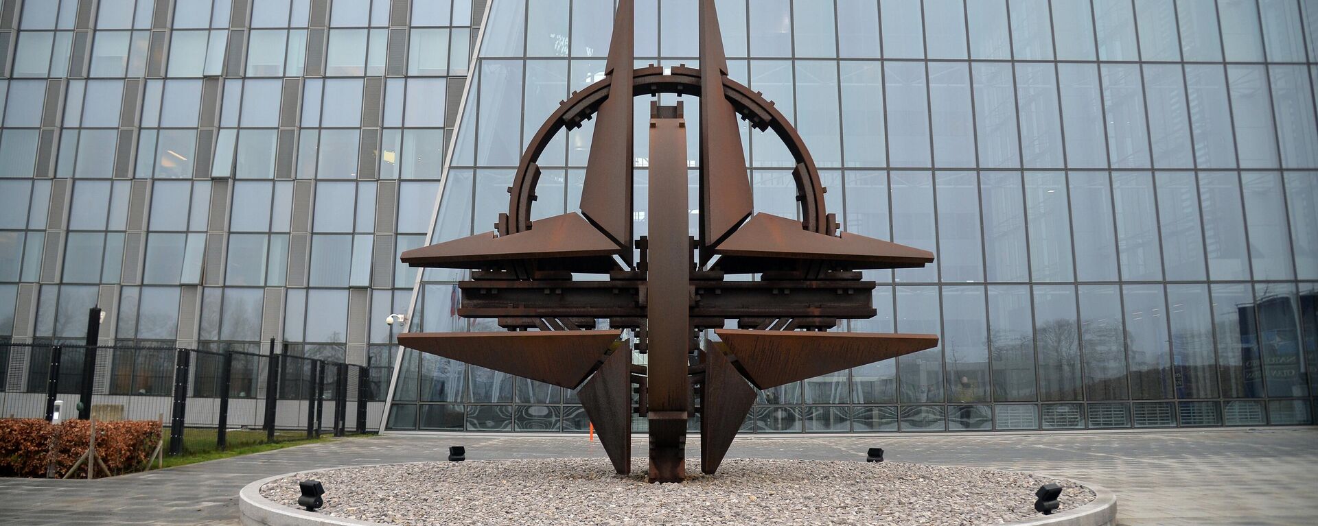 Логотип НАТО перед штаб-квартирой Организации Североатлантического договора (НАТО) в Брюсселе - اسپوتنیک افغانستان  , 1920, 27.03.2023