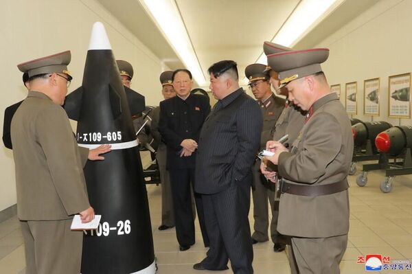 کیم جونگ اون، رهبر کوریای شمالی 27 مارچ از پروژه تسلیحات هستوی این کشور دیدار کرد، و فرمان صادر کرد تا تولید تسلیحات هستوی را افزایش دهد. - اسپوتنیک افغانستان  