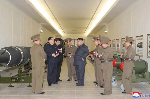 Лидер КНДР Ким Чен Ын на обсуждении проекта по созданию ядерного оружия - اسپوتنیک افغانستان  