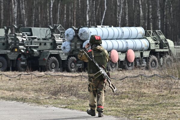 سربازان غند راکتی ضد هوایی که در منطقه Luninets در منطقه برست برای تقویت سیستم دفاع هوایی بلاروس در مرز بلاروس و اوکراین ایجاد شده است. - اسپوتنیک افغانستان  