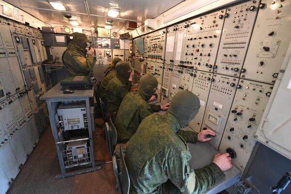 سربازان غند راکتی ضد هوایی که در منطقه Luninets در منطقه برست برای تقویت سیستم دفاع هوایی بلاروس در مرز بلاروس و اوکراین ایجاد شده است. - اسپوتنیک افغانستان  