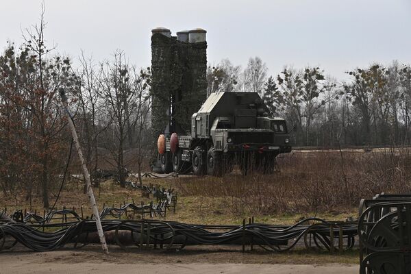 پرتاب کننده یک سیستم راکتی دفاع هوایی در غند راکتی ضد هوایی که در منطقه Luninets در منطقه برست برای تقویت سیستم دفاع هوایی بلاروس در مرز بلاروس و اوکراین ایجاد شده است. - اسپوتنیک افغانستان  