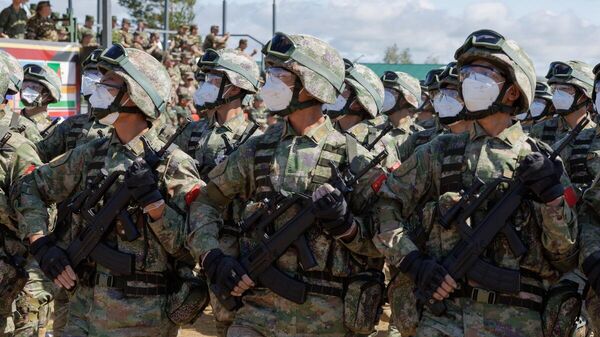 Китайские военнослужащие на церемонии открытия стратегических командно-штабных учений Восток-2022 в России - اسپوتنیک افغانستان  