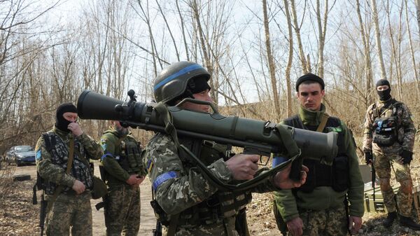 Украинские военнослужащие изучают шведскую переносную систему Carl Gustaf M4 под Харьковом - اسپوتنیک افغانستان  