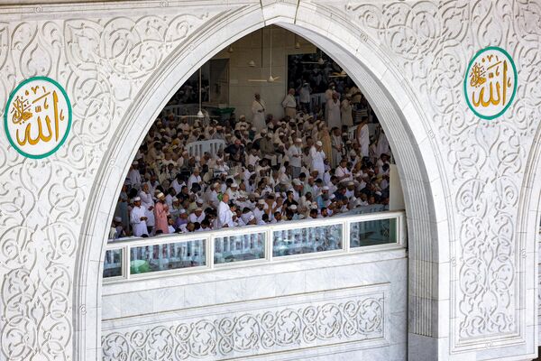 نمازگزاران مسلمان در دومین نماز جمعه در ماه مبارک رمضان در مسجد الحرام در شهر مقدس مکه در اطراف کعبه نماز می خوانند.31 مارچ 2023(عکس از عبدالغنی بشیر / خبرگزاری فرانسه) - اسپوتنیک افغانستان  