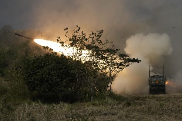 یک سامانه راکتی توپخانه ای M142 با تحرک بالا (HIMARS) یک راکت را در طول رزمایش نظامی مشترک فیلیپین و ایالات متحده به نام سالاکنیبدر لاوور، در ولایت تووا ایچیا، در شمال فیلیپین انداخت می کند.به گفته مقامات نظامی فیلیپین، و فیلیپین توافق کرده‌اند که در سال 2023 تمرین‌های رزمی کوچک و بزرگ‌تری برگزار کنند و تمرین‌های نظامی سالانه را در پی اختلالات ناشی از دو سال قرنطینه ویروس کرونا گسترش دهند.جمعه، 31 مارچ 2023(عکس/هارون فاویلا) - اسپوتنیک افغانستان  