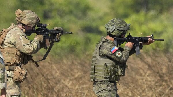 Филиппинский и американский солдаты стреляют во время совместных военных учений Салакниб, Филиппины - اسپوتنیک افغانستان  