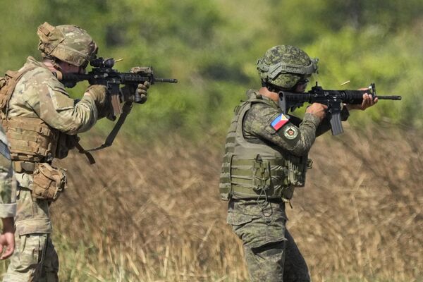  سربازان فیلیپینی و امریکایی در حین تمرین نظامی مشترک به نام سالاکنیب در فورت ماگزایسای، استان نووا اکیجا، شمال فیلیپین، تفنگ های خود را شلیک می کنند.جمعه، 31 مارچ 2023(عکس/هارون فاویلا) - اسپوتنیک افغانستان  