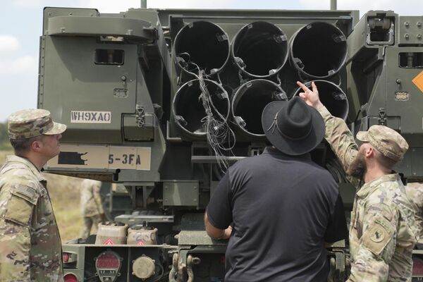 سربازان امریکایی یک سامانه راکتی توپخانه ای با تحرک بالا M142 (HIMARS) را بازرسی می کنند که در حین تمرین نظامی مشترک فیلیپین و ایالات متحده به نام سالکنیب در فورت ماگزایسای، ولایت نووا اکیجا، شمال فیلیپین شلیک کرد.جمعه، 31 مارچ 2023(عکس/هارون فاویلا) - اسپوتنیک افغانستان  