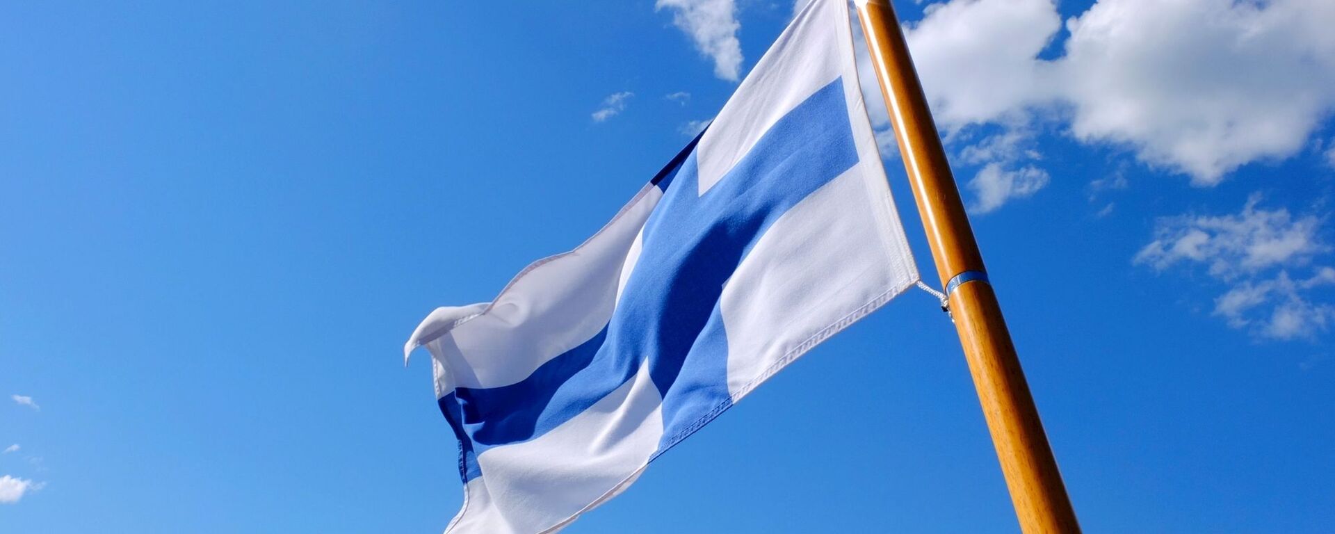 Флаг Финляндии на фоне неба  - اسپوتنیک افغانستان  , 1920, 19.04.2023