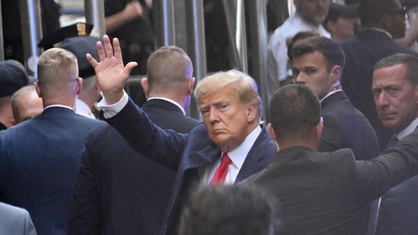 Бывший президент Дональд Трамп покидает Башню Трампа в Нью-Йорке перед поездкой в суд - اسپوتنیک افغانستان  