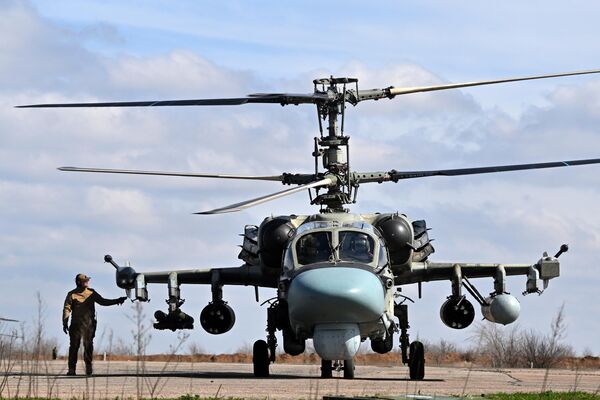 پرسنل زمینی پس از سورتی پرواز در منطقه عملیات ویژه نظامی با هلیکوپتر کا-52 نیروهای مسلح فدراسیون روسیه دیدار می کنند. - اسپوتنیک افغانستان  