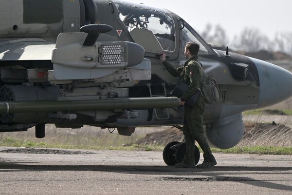 هلیکوپتر کا-52 نیروهای مسلح فدراسیون روسیه پیش از سورتی پرواز در منطقه عملیات ویژه نظامی. - اسپوتنیک افغانستان  