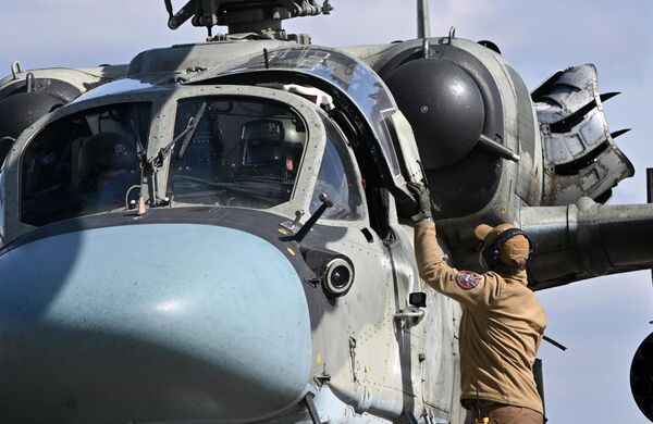دیدار پرسنل زمینی با هلیکوپتر کا-52 نیروهای مسلح فدراسیون روسیه پس از سورتی پرواز در منطقه عملیات ویژه نظامی. - اسپوتنیک افغانستان  
