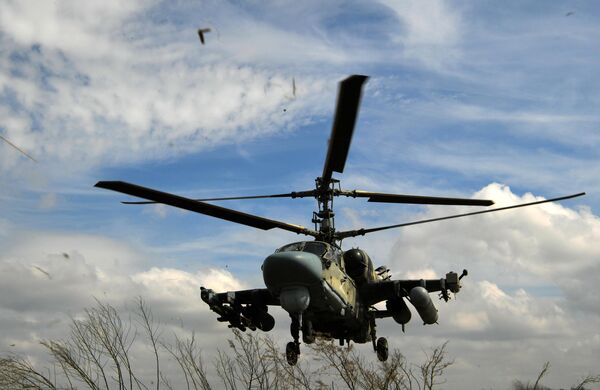 هلیکوپتر Ka-52 نیروهای مسلح فدراسیون روسیه در حال سورتی پرواز در منطقه عملیات نظامی ویژه. - اسپوتنیک افغانستان  