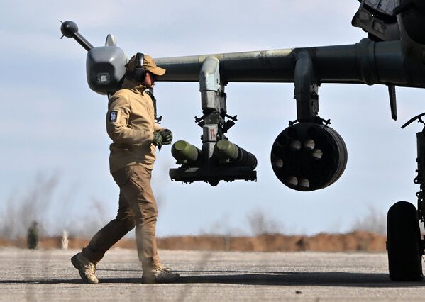 دیدار پرسنل زمینی با هلیکوپتر کا-52 نیروهای مسلح فدراسیون روسیه پس از سورتی پرواز در منطقه عملیات ویژه نظامی. - اسپوتنیک افغانستان  