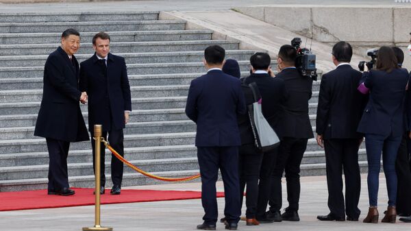 Президент Франции Эммануэль Макрон и председатель Китайской Народной Республики Си Цзиньпин во время встречи  - اسپوتنیک افغانستان  