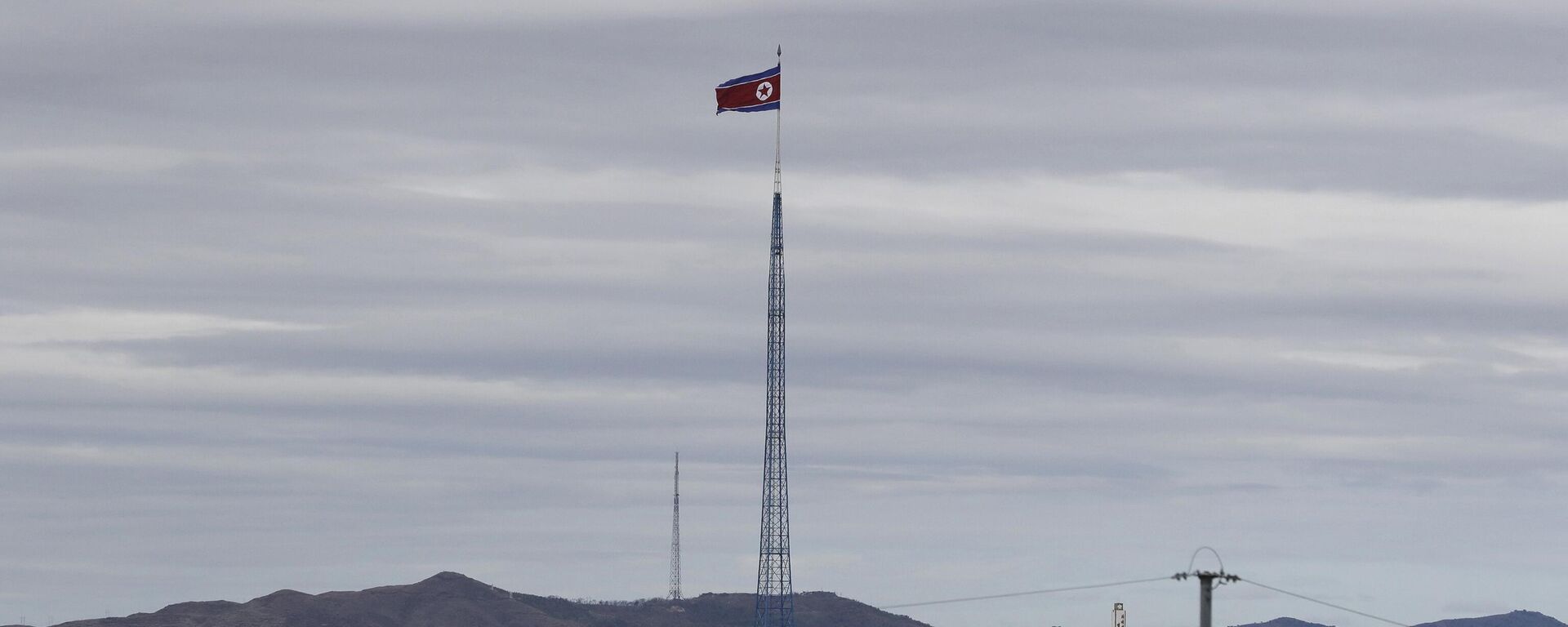 Северокорейский флаг в демилитаризованной зоне в Паджу, Южная Корея - اسپوتنیک افغانستان  , 1920, 08.04.2023