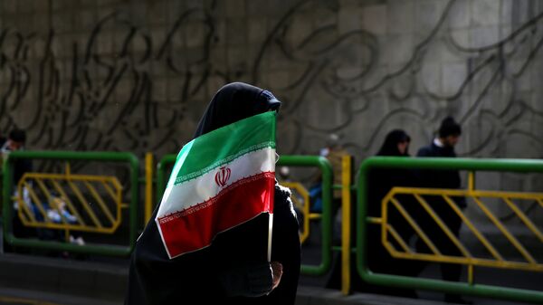 Женщина с иранским флагом на улице Тегерана - اسپوتنیک افغانستان  