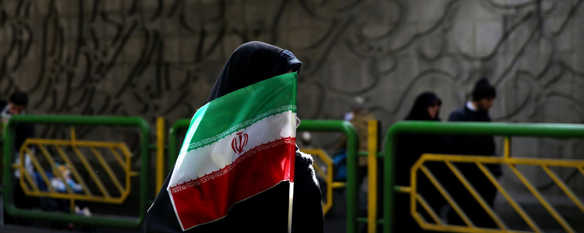 Женщина с иранским флагом на улице Тегерана - اسپوتنیک افغانستان  , 1920, 08.04.2023