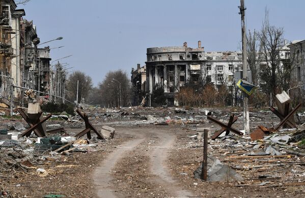 نمایی از ساختمان های ویران شده در میدان آزادی در آرتموفسک. - اسپوتنیک افغانستان  