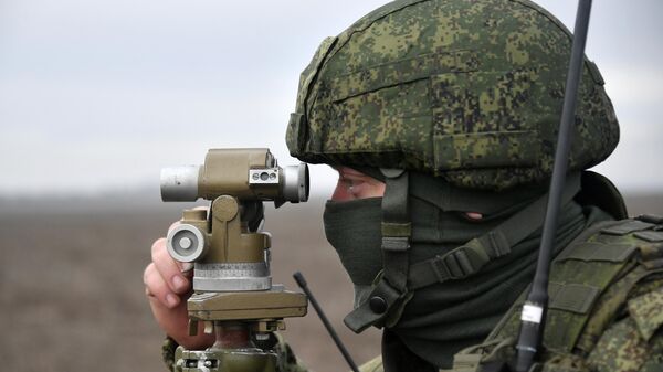 Военнослужащий МО РФ определяет азимут цели с помощью буссоли на Запорожском направлении - اسپوتنیک افغانستان  