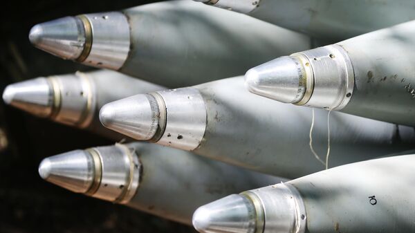 Осколочно-фугасные снаряды для гаубицы Д-20 перед началом работы по позициям ВСУ на Украине - اسپوتنیک افغانستان  