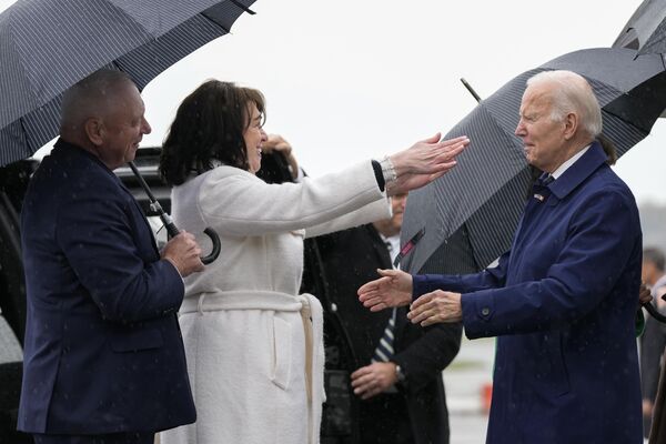 رئیس جمهور جو بایدن هنگام ورود به فرودگاه بین المللی دوبلین، از او  سفیر ایالات متحده در ایرلند کلیر دی کرونین و همسرش ری کرونین استقبال می کنند. - اسپوتنیک افغانستان  