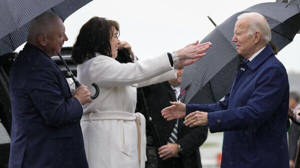Президент Джо Байден приветствует посла США в Ирландии Клэр Д. Кронин по прибытии в международный аэропорт Дублина, Ирландия - اسپوتنیک افغانستان  