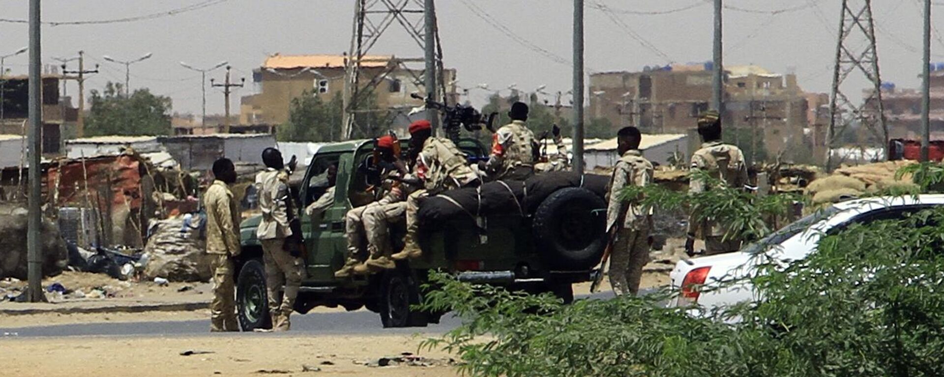 Солдаты армии размещаются в Хартуме, Судан, на фоне сообщений о столкновениях в городе, 15 апреля 2023 года  - اسپوتنیک افغانستان  , 1920, 15.04.2023