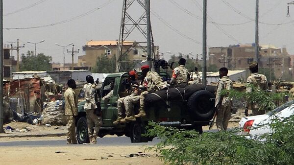 Солдаты армии размещаются в Хартуме, Судан, на фоне сообщений о столкновениях в городе, 15 апреля 2023 года  - اسپوتنیک افغانستان  