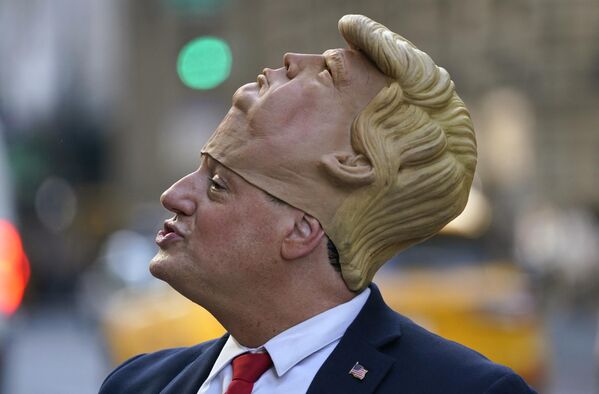 نیل گرینفیلد، شبیه دونالد ترامپ، در خارج از برج ترامپ در نیویورک در 12 اپریل 2023 منتظر است، زیرا جمعیت برای دیدن دونالد ترامپ، رئیس جمهور سابق ایالات متحده که قرار است امشب به شهر نیویورک بازگردد تا فردا در دفاتر منهتن ایالت نیویورک آماده شود. - اسپوتنیک افغانستان  