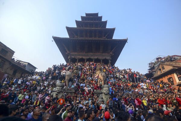 پیروان هندو در جریان جشنواره &quot;بیسکت جاترا&quot; که به مناسبت سال نو نپالی در باکتاپور در 10 اپریل 2023 برگزار می شود گرد هم می جمع شدند. - اسپوتنیک افغانستان  