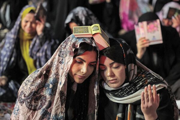 زنان مسلمان برای شرکت در نماز &quot;شب قدر&quot; که یکی از مقدس ترین شب های ماه روزه مسلمانان در ماه مبارک رمضان است، در روز 10 اپریل 2023 در خارج از مسجد امامزاده صالح تهران گرد هم می آیند. - اسپوتنیک افغانستان  