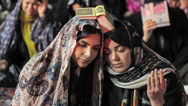 Женщины молятся во время Ночи аль-Кадр, одной из самых священных ночей мусульманского месяца Рамадан, возле мечети Имамзаде Салех Шемиран в Тегеране, Иран - اسپوتنیک افغانستان  
