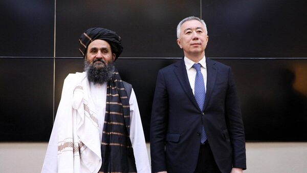 عبدالغنی برادر، معاون اقتصادی رئیس الوزرا طالبان و  سریک ژومانگارین معاون نخست وزیر قزاقستان - اسپوتنیک افغانستان  