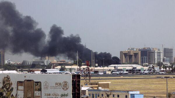 Дым над аэропортом Хартума в Судане  - اسپوتنیک افغانستان  
