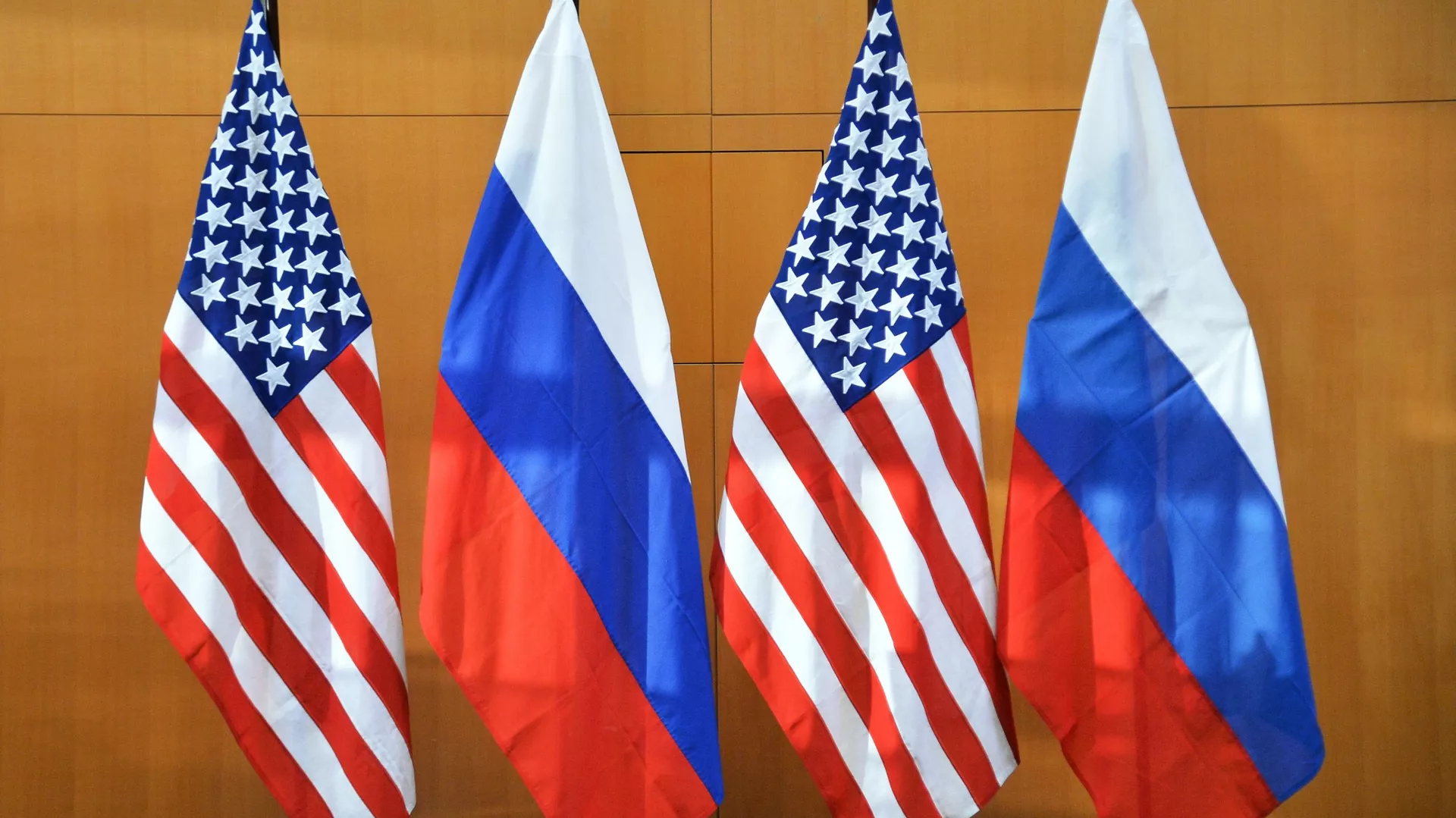 Государственные флаги России и США