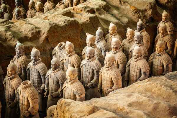 مجسمه های حفاری شده سربازان ارتش سفالین امپراتور قوی شی شانکسی، اکسیان، شانکسی چین.  - اسپوتنیک افغانستان  